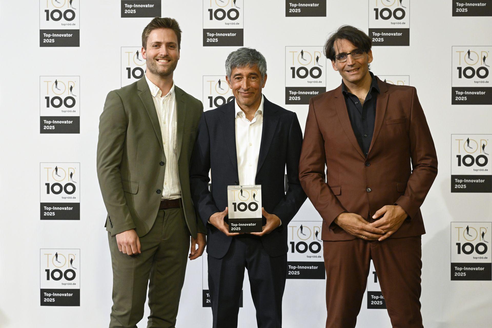 TOP 100 Innovator Siegerfoto mit Ranga Yogeshwar